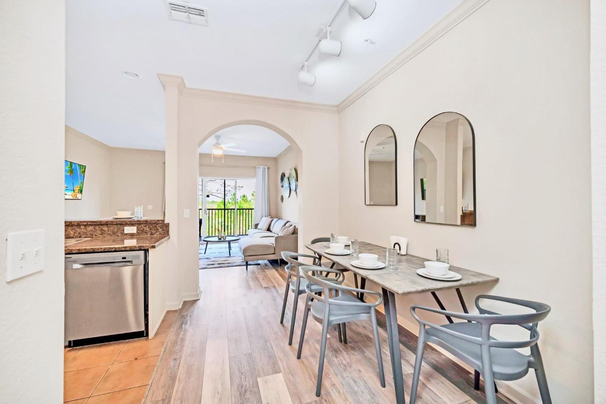 Hébergement de vacances Bright 2br With Pool And Hot Tub - Near Disney!